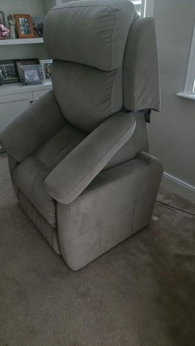Orthopaedic reclining armchair - Image 3