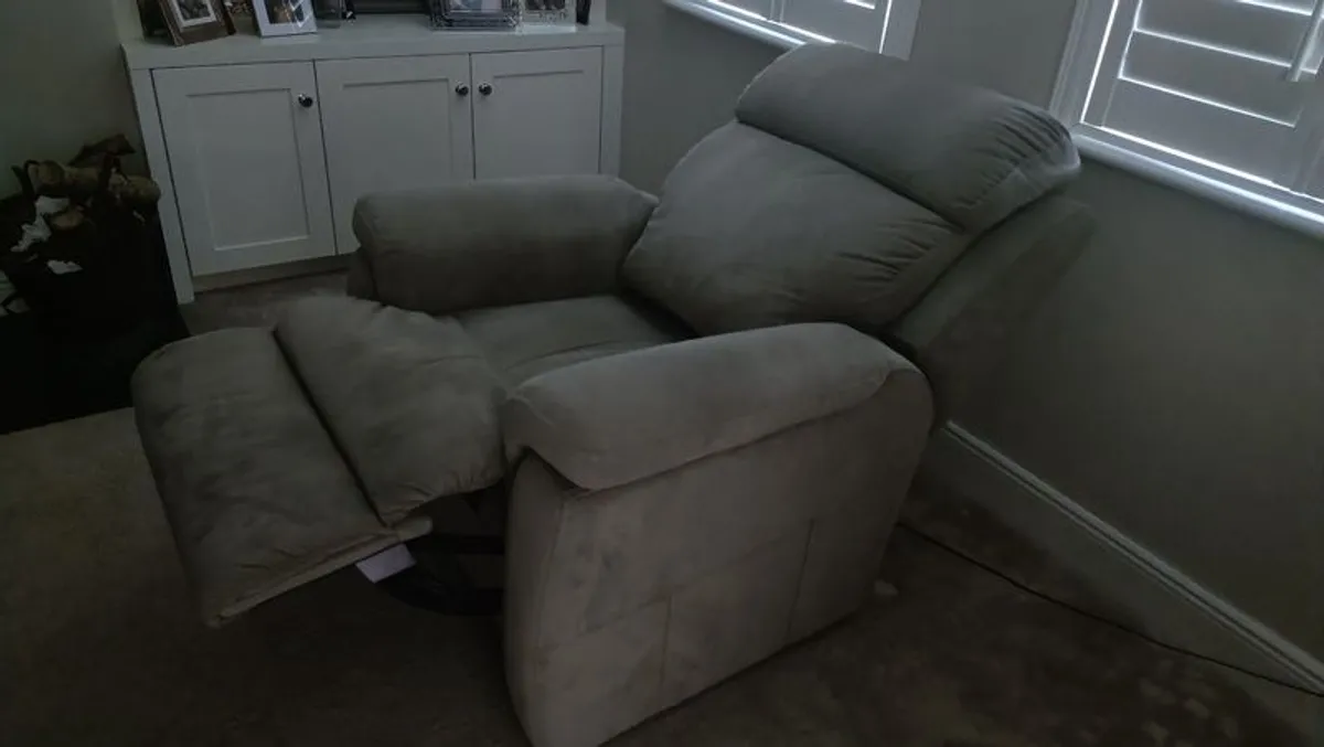 Orthopaedic reclining armchair - Image 4