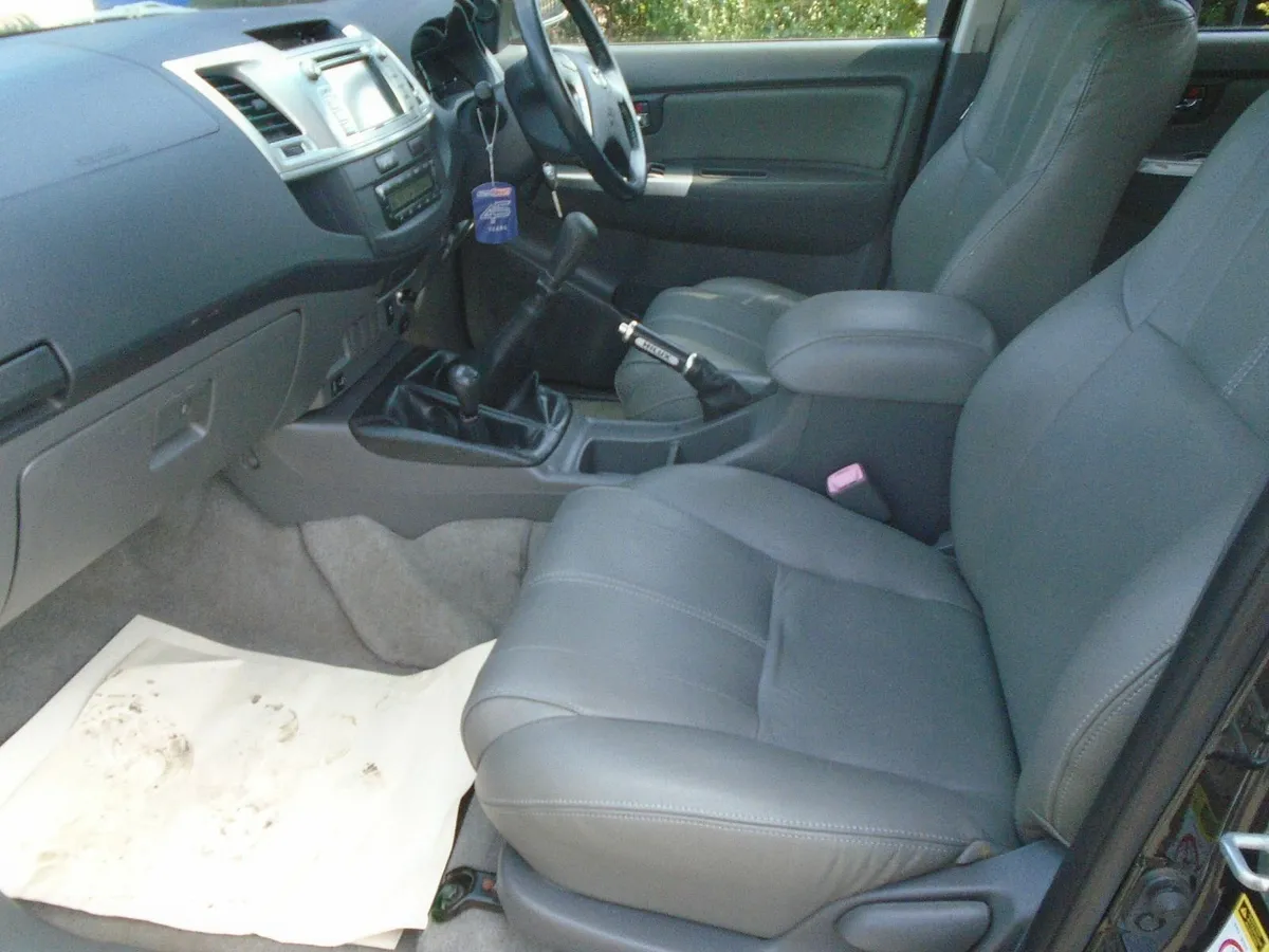 2012 Toyota Hilux 3.0D4D INVINCIBLE - Image 4