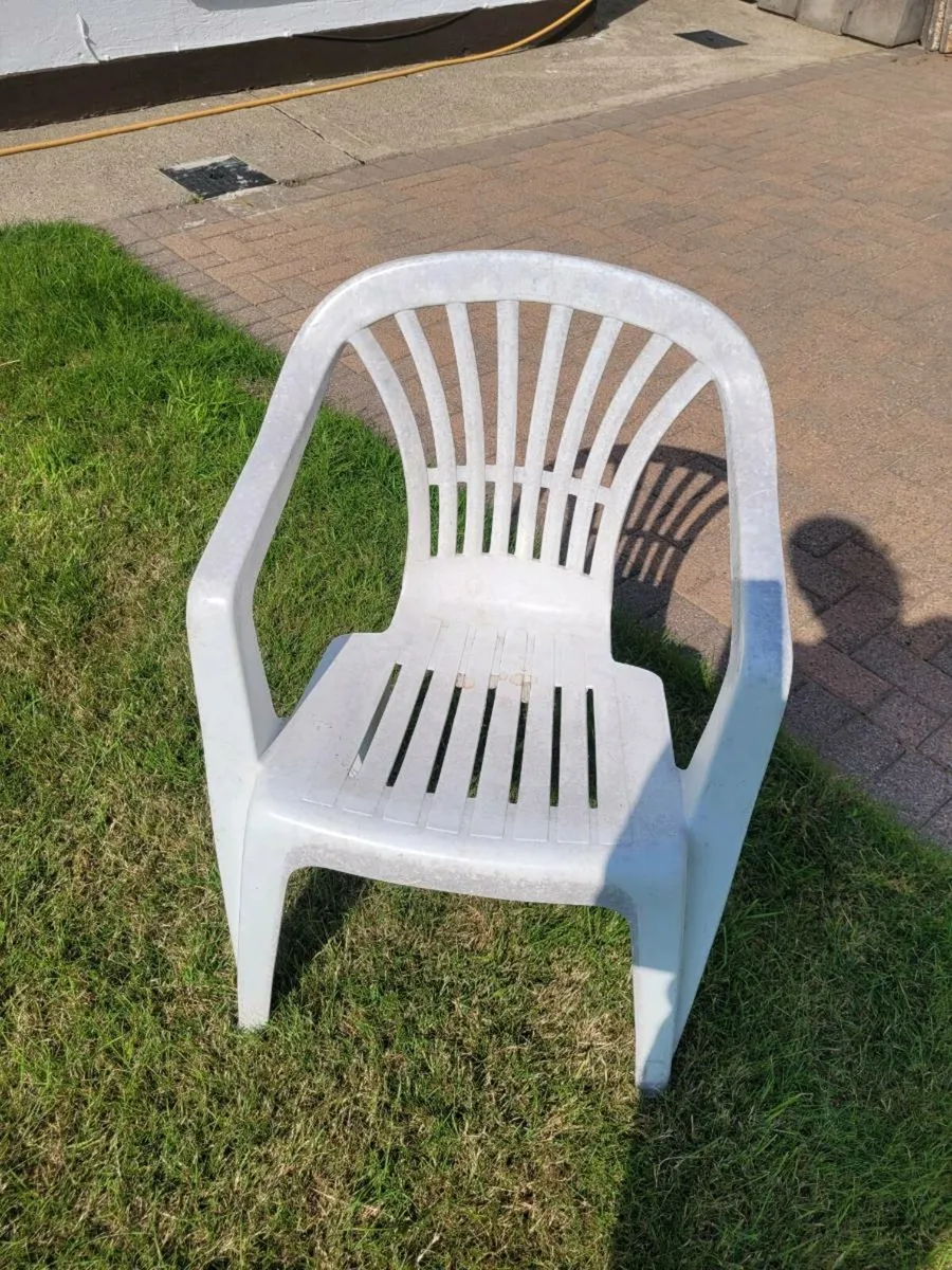 4 White plastic chairs for garden - Image 1
