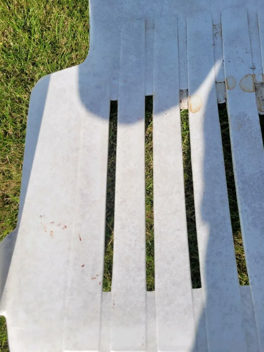 4 White plastic chairs for garden - Image 2