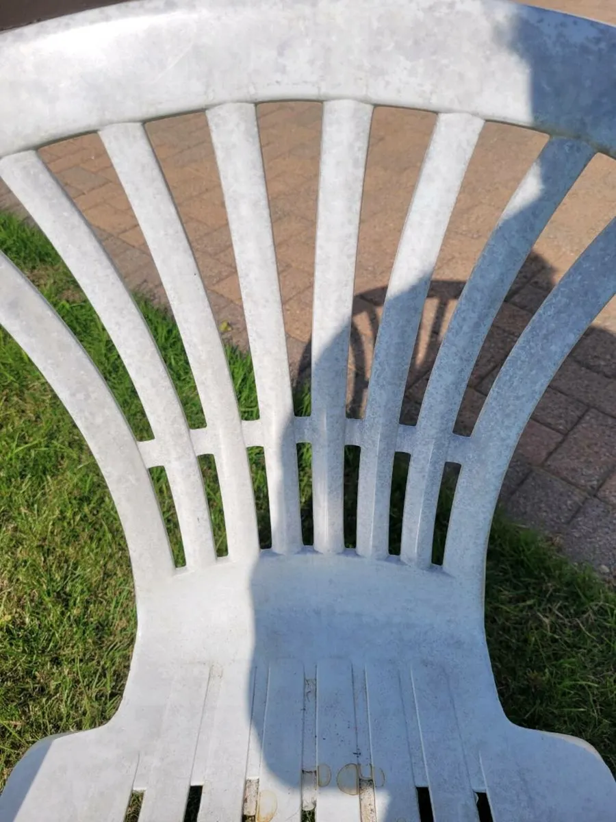 4 White plastic chairs for garden - Image 4