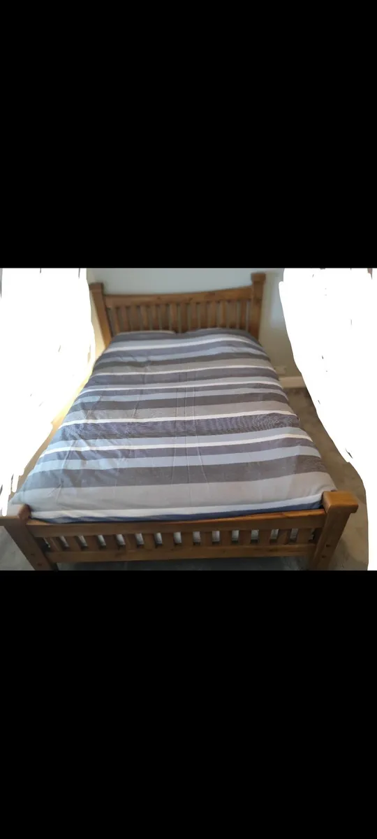 Solid Oak king size bed and 2 bedside lockers - Image 1