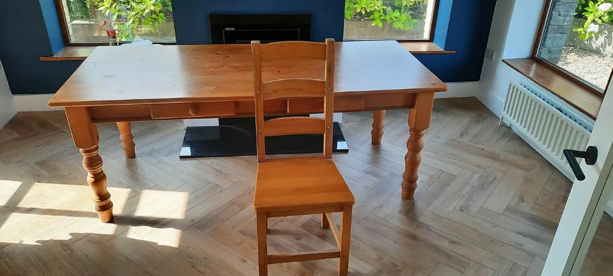 Table and 6 chairs - Image 1