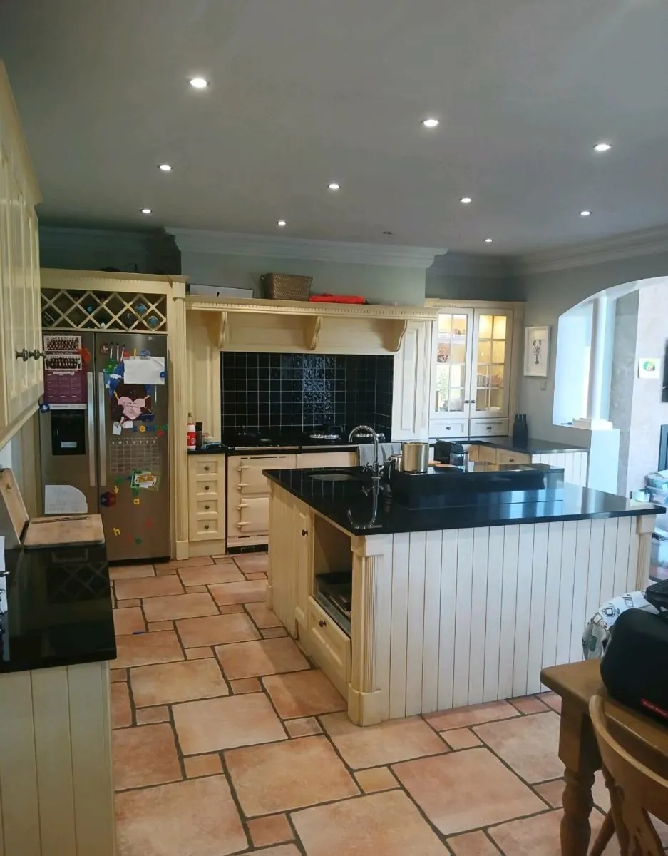 Large wooden kitchen - Image 1