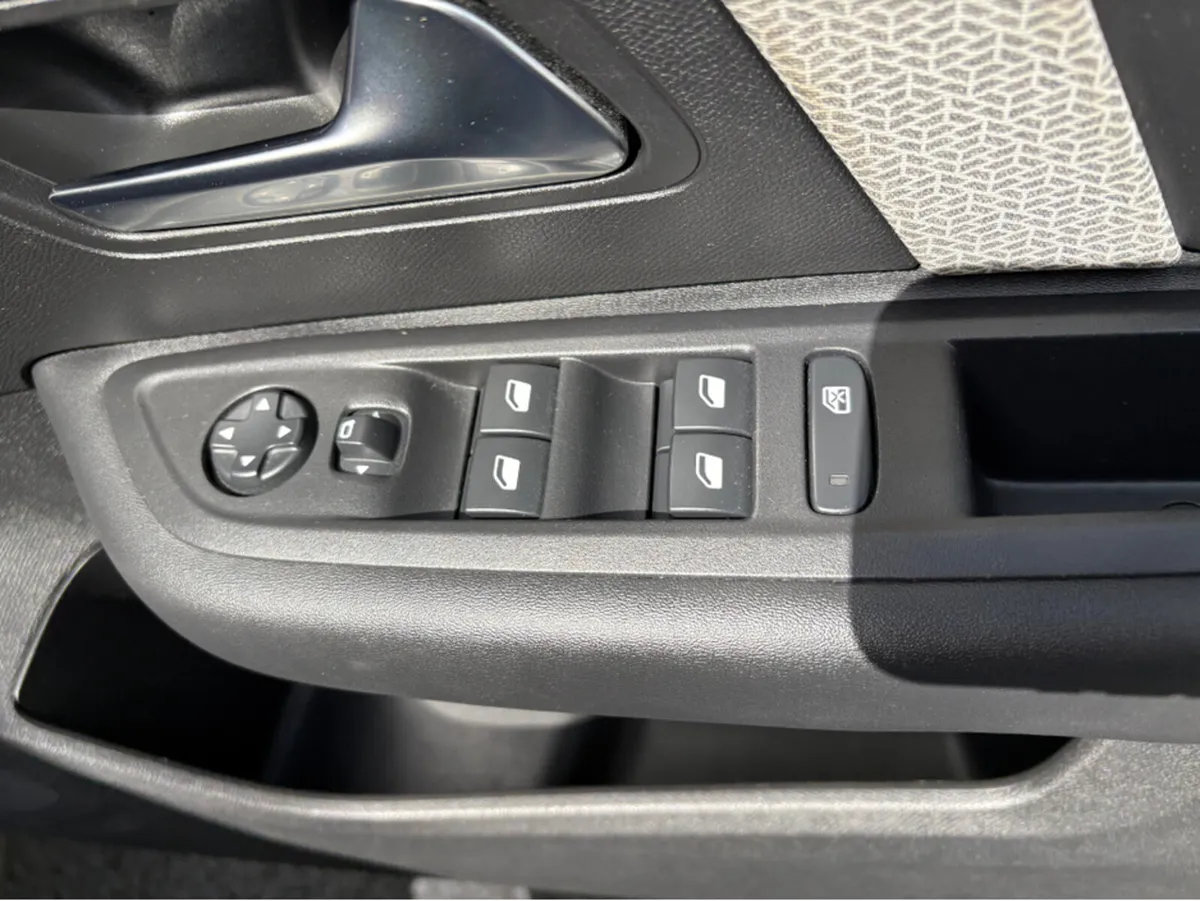 Citroen C4 FEEL BLUEHDI 110 MY22.3 4DR - Image 2