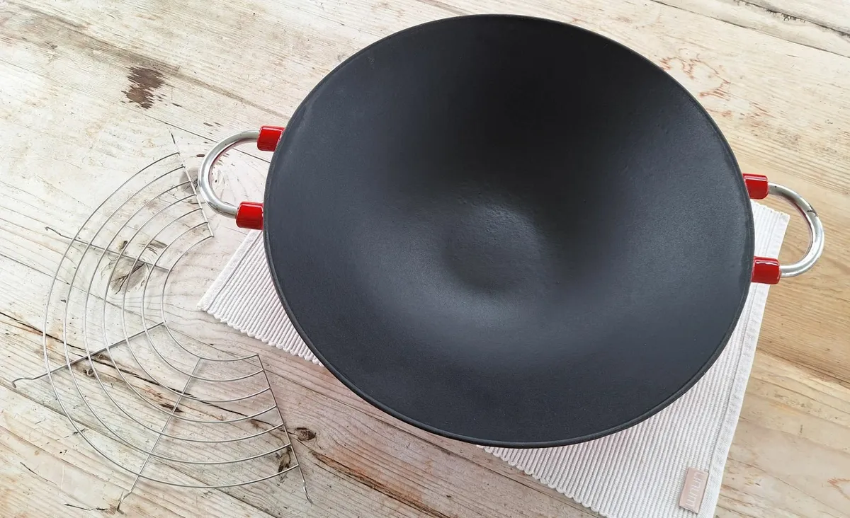 Bodum Cast Iron Wok pan - Image 3