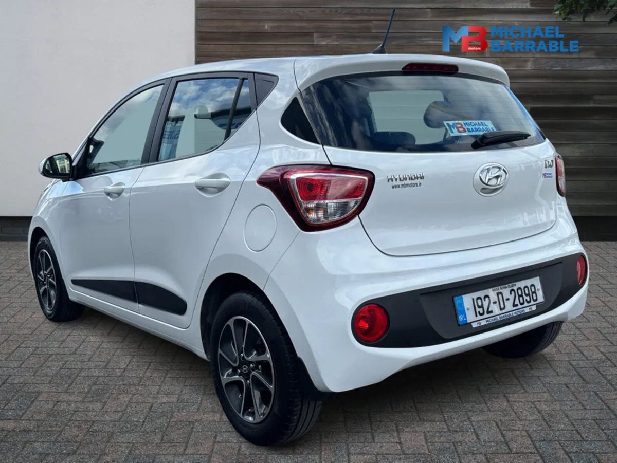 Hyundai i10 DELUXE 4DR - Image 4