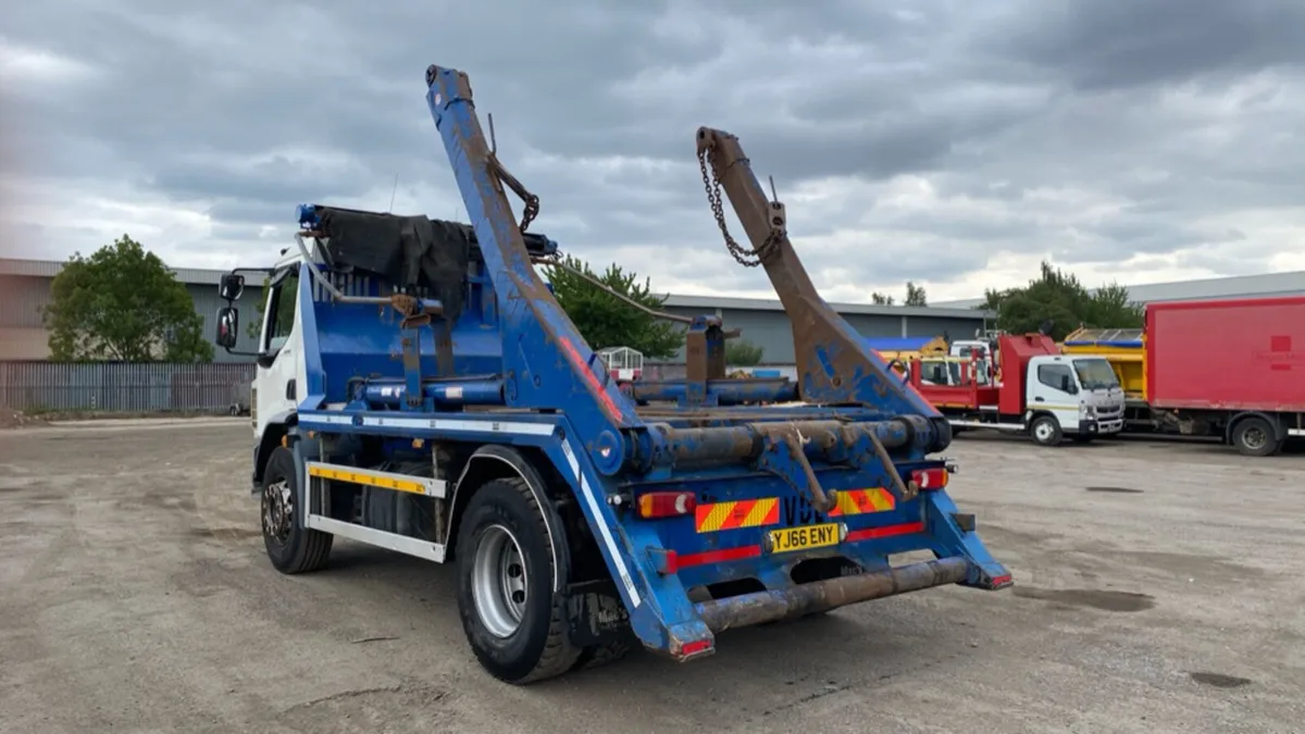 2017 DAF 18 Ton SKIP Truck  choice  8 yard skips - Image 4