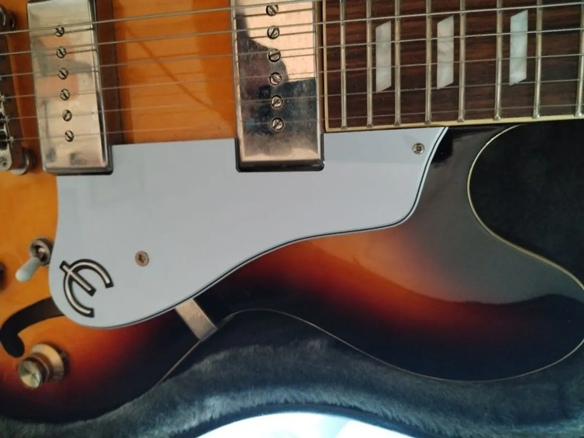 Epiphone casino vintage sunburst  with case. - Image 4