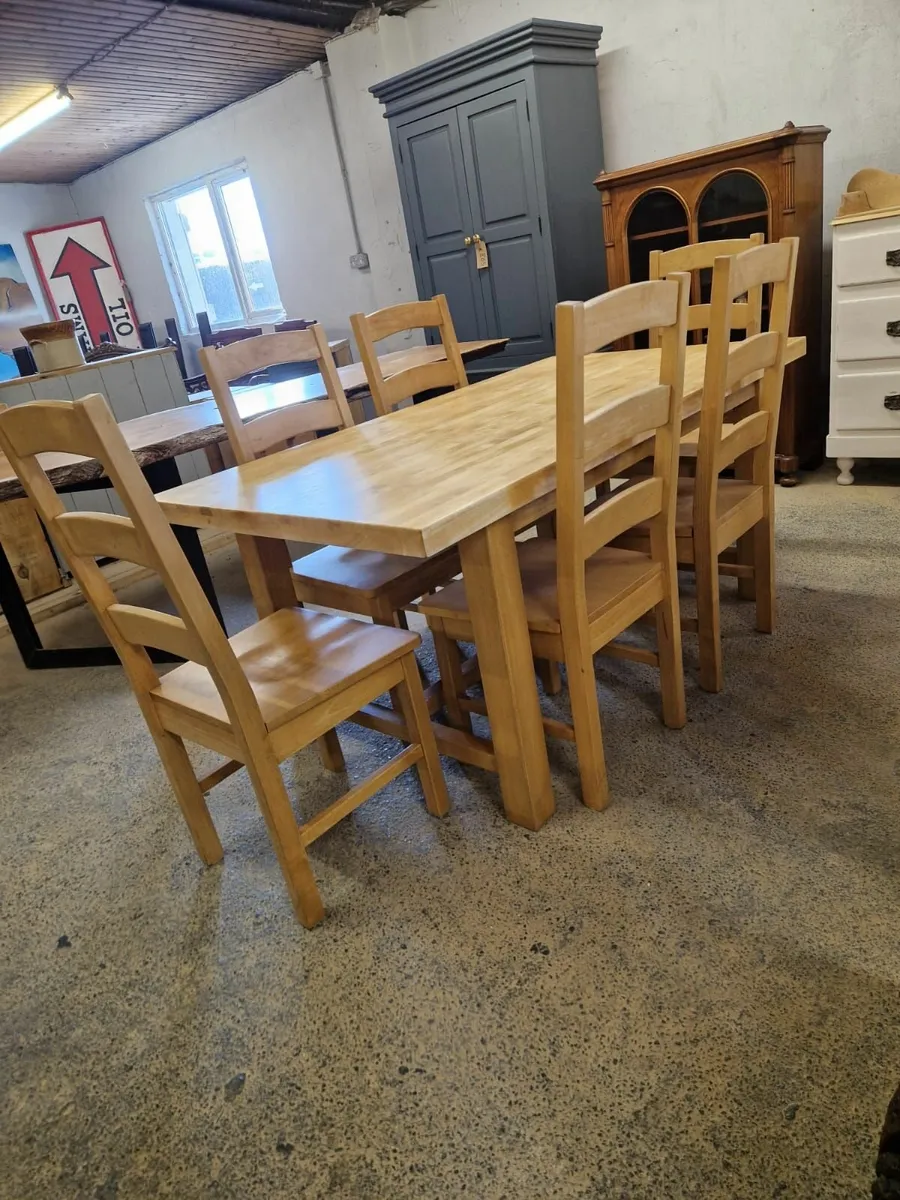 Light oak table, 6 chairs - Image 1