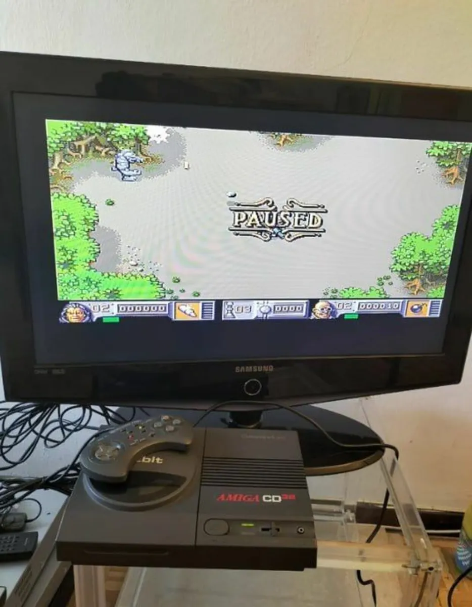 Commodore Amiga CD32 game console + games - Image 1
