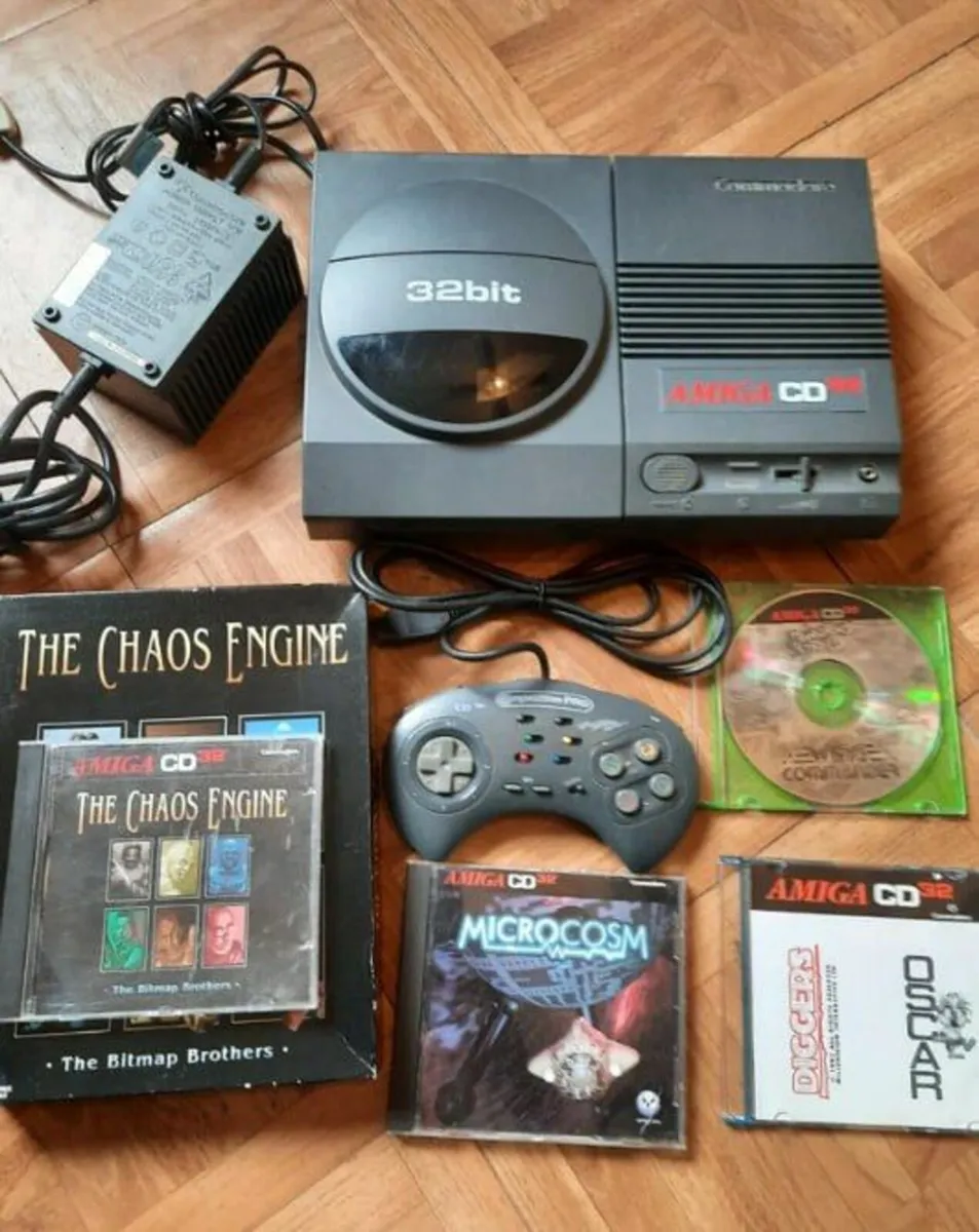Commodore Amiga CD32 game console + games - Image 2