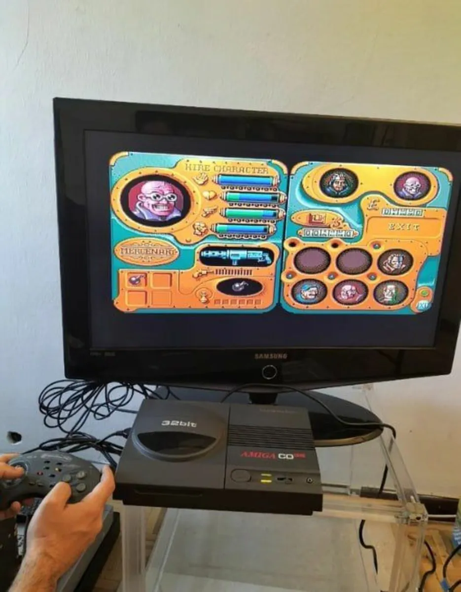 Commodore Amiga CD32 game console + games - Image 3