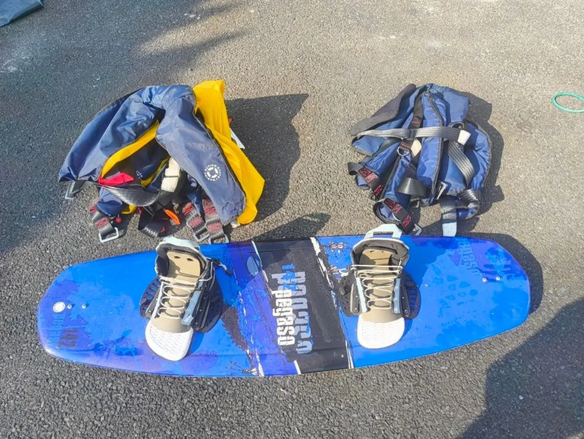 WakeBoard  & 6 life jackets