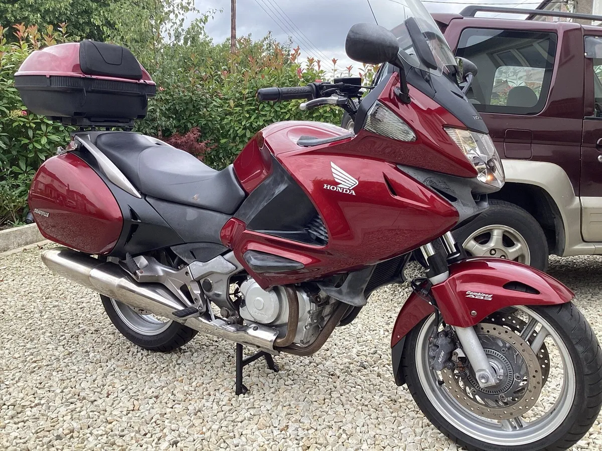 2007 Honda Deauville 700 - Image 1