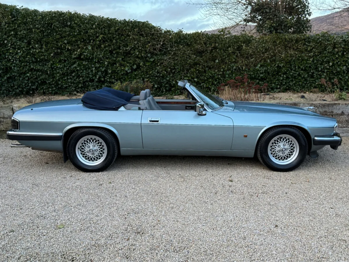 Jaguar XJ CONVERTIBLE AUTO 4.0 L CELEBRATION - Image 2