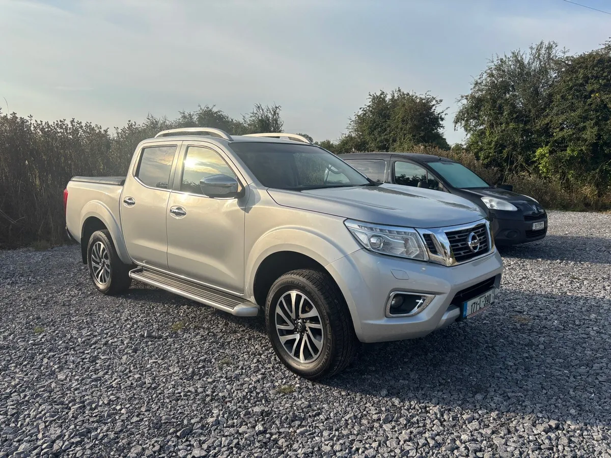 17 Nissan Navara  crewcab automatic - Image 1