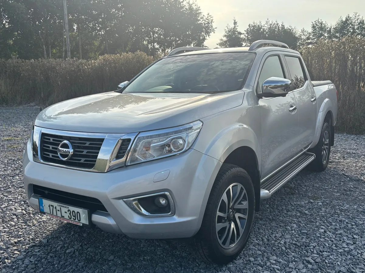 17 Nissan Navara  crewcab automatic - Image 3