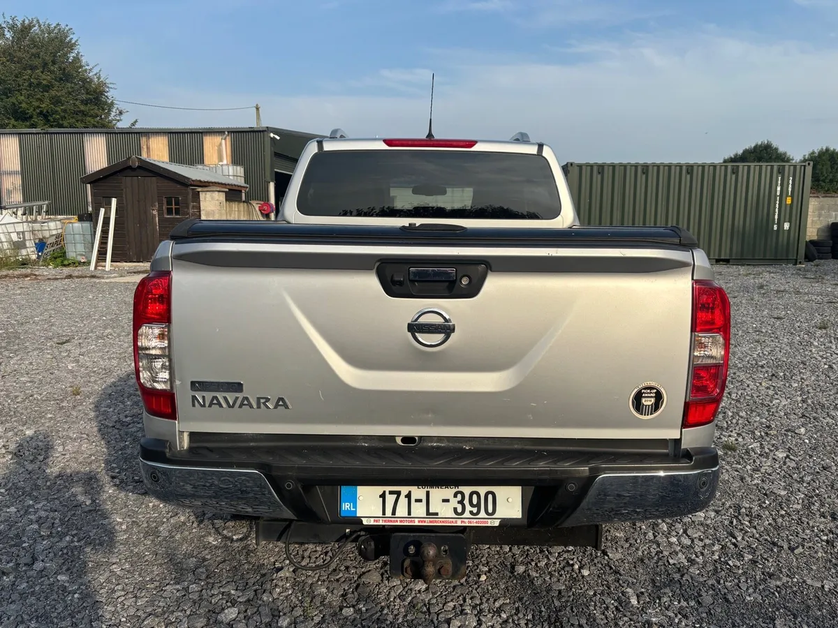 17 Nissan Navara  crewcab automatic - Image 4