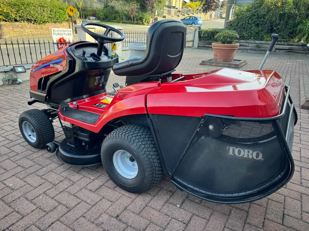 Toro DH220 Ride on Lawnmower - Image 2