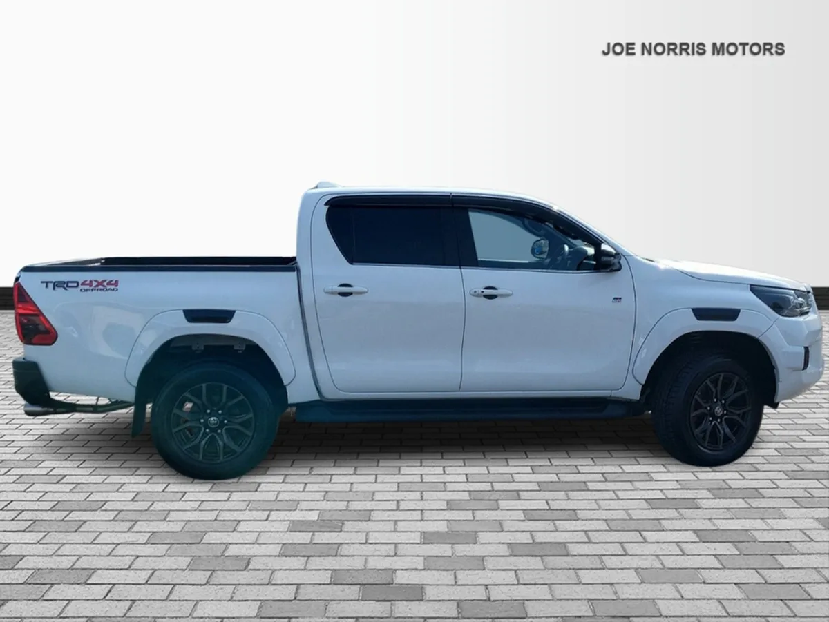 Toyota Hilux 2.4 Diesel Double Cab Z GR SPORT 4WD - Image 4