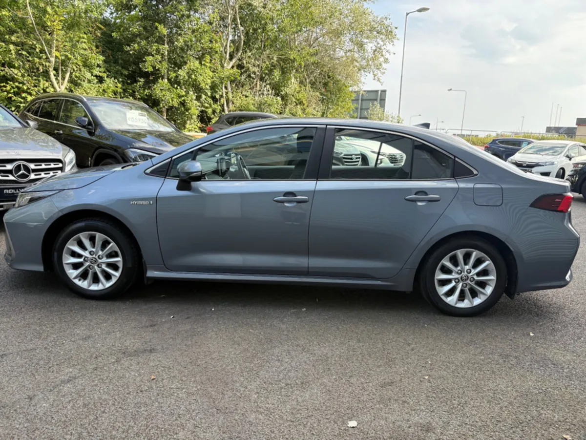 Toyota Corolla 1.8 PETROL HYRBID LUNA SALOON AUTO - Image 4