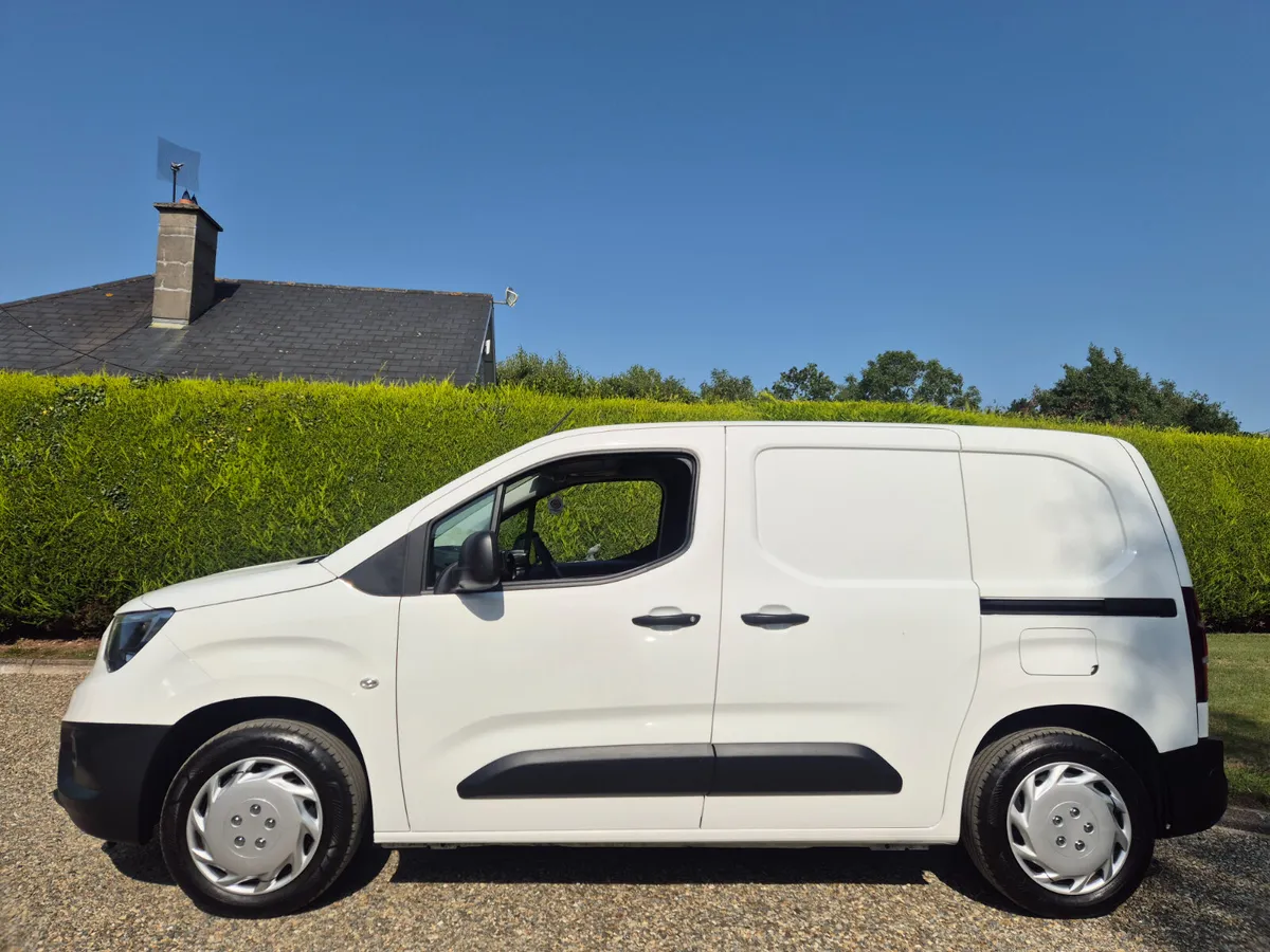 2022'OPEL COMBO 1.5 Diesel 3 Seater - Image 3