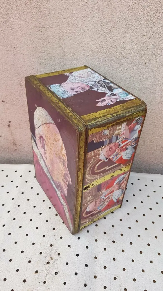 Pope vintage tin box - Image 2
