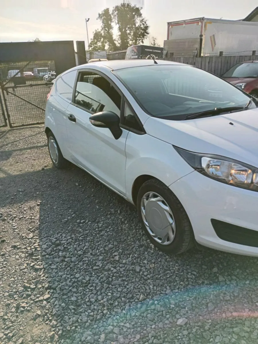 2017 ford fiesta - Image 2