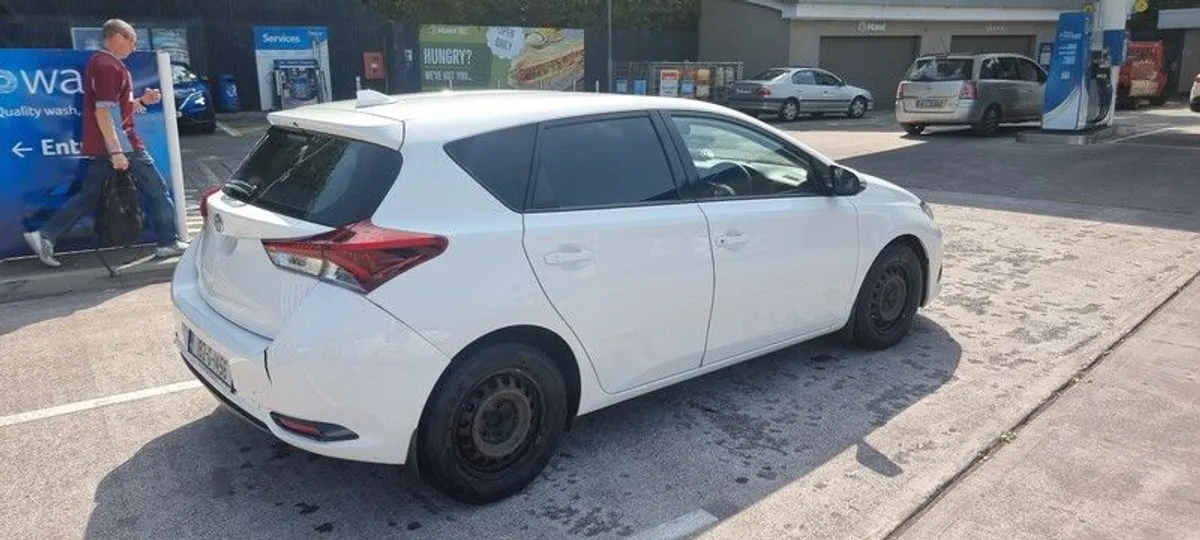 2018 Toyota Auris - Image 1