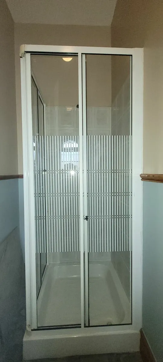 Shower tray & Doors - Image 1