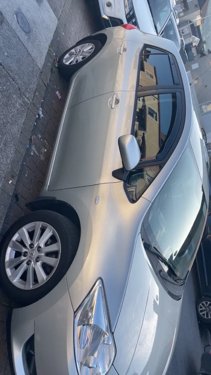 Toyota Auris 2008 - Image 2
