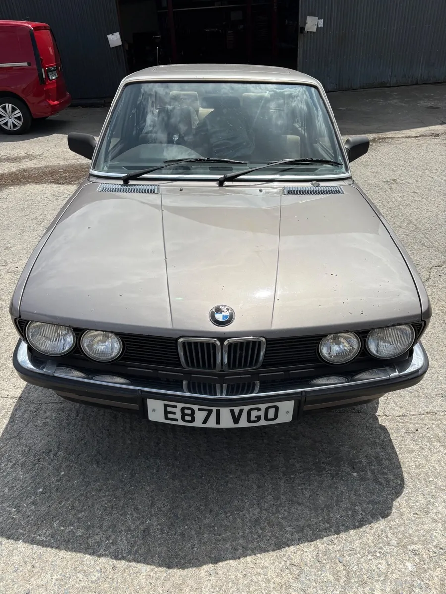 BMW e28 525i Manual - Image 4