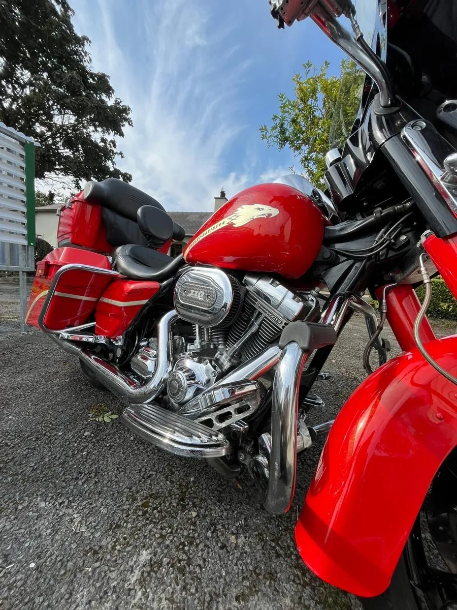 2010 Harley‑Davidson CVO Street Glide (FLHXSE) - Image 2