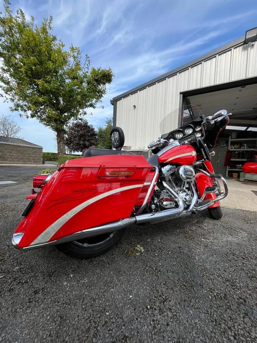 2010 Harley‑Davidson CVO Street Glide (FLHXSE) - Image 3