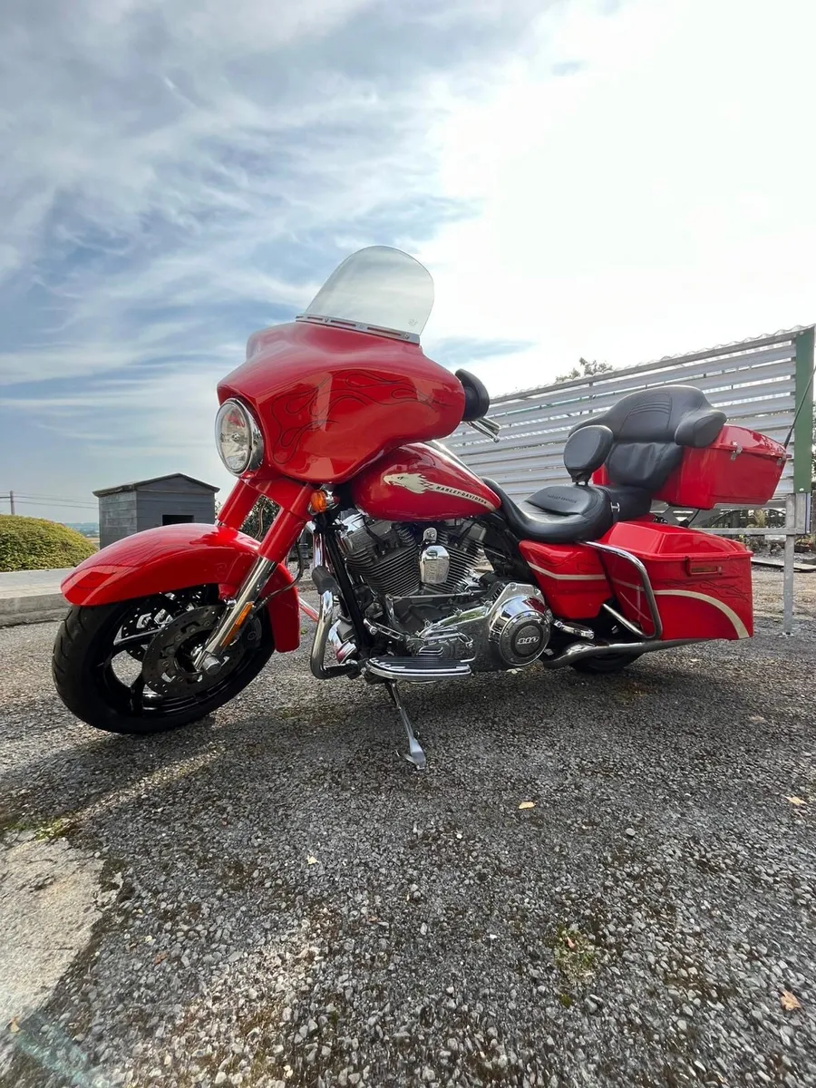 2010 Harley‑Davidson CVO Street Glide (FLHXSE) - Image 4