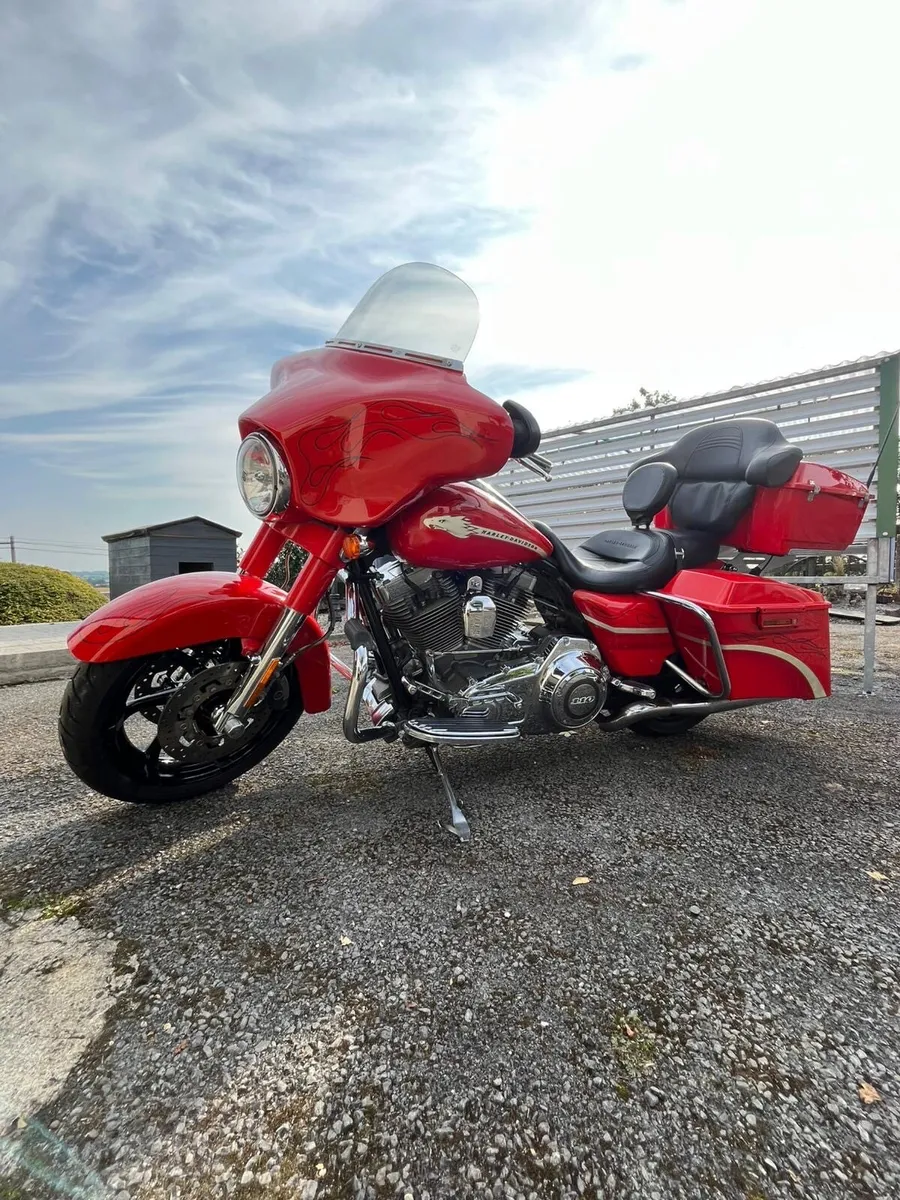 2010 Harley‑Davidson CVO Street Glide (FLHXSE) - Image 1