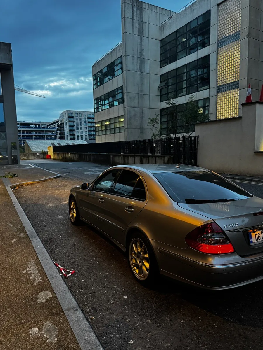 Mercedes E200 3rd Owner 2006 Apple Car Play - Image 3