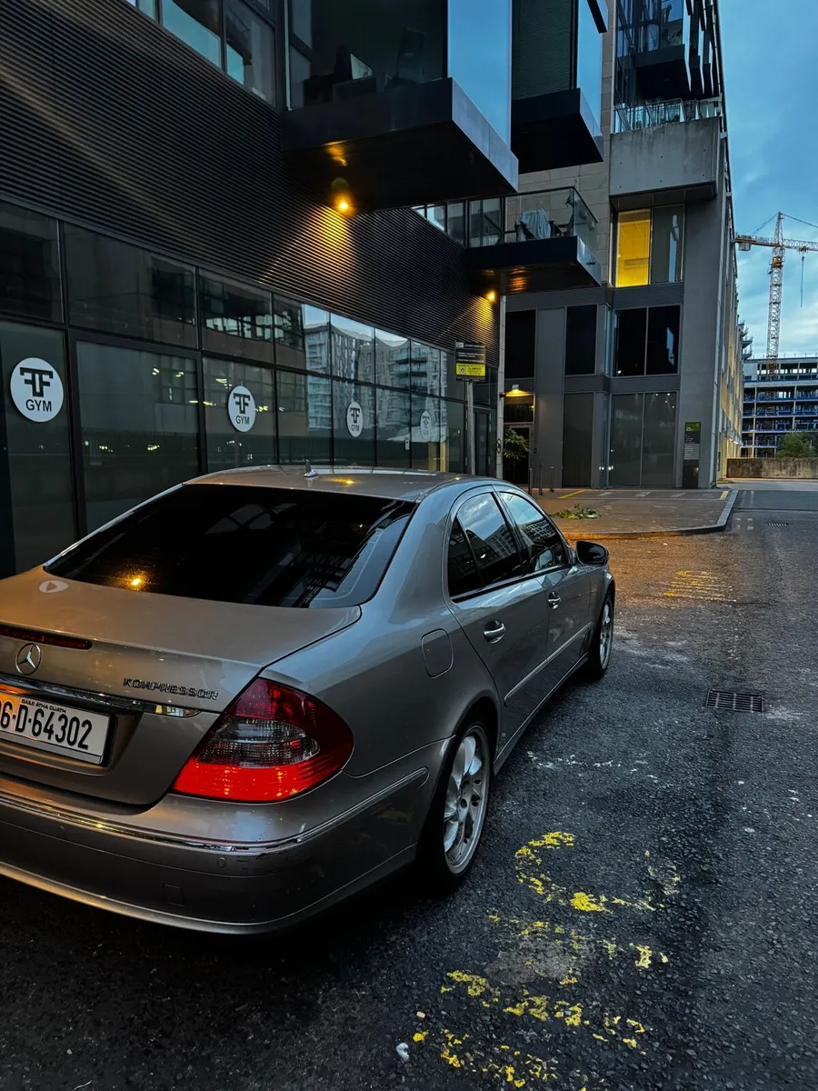 Mercedes E200 3rd Owner 2006 Apple Car Play - Image 4