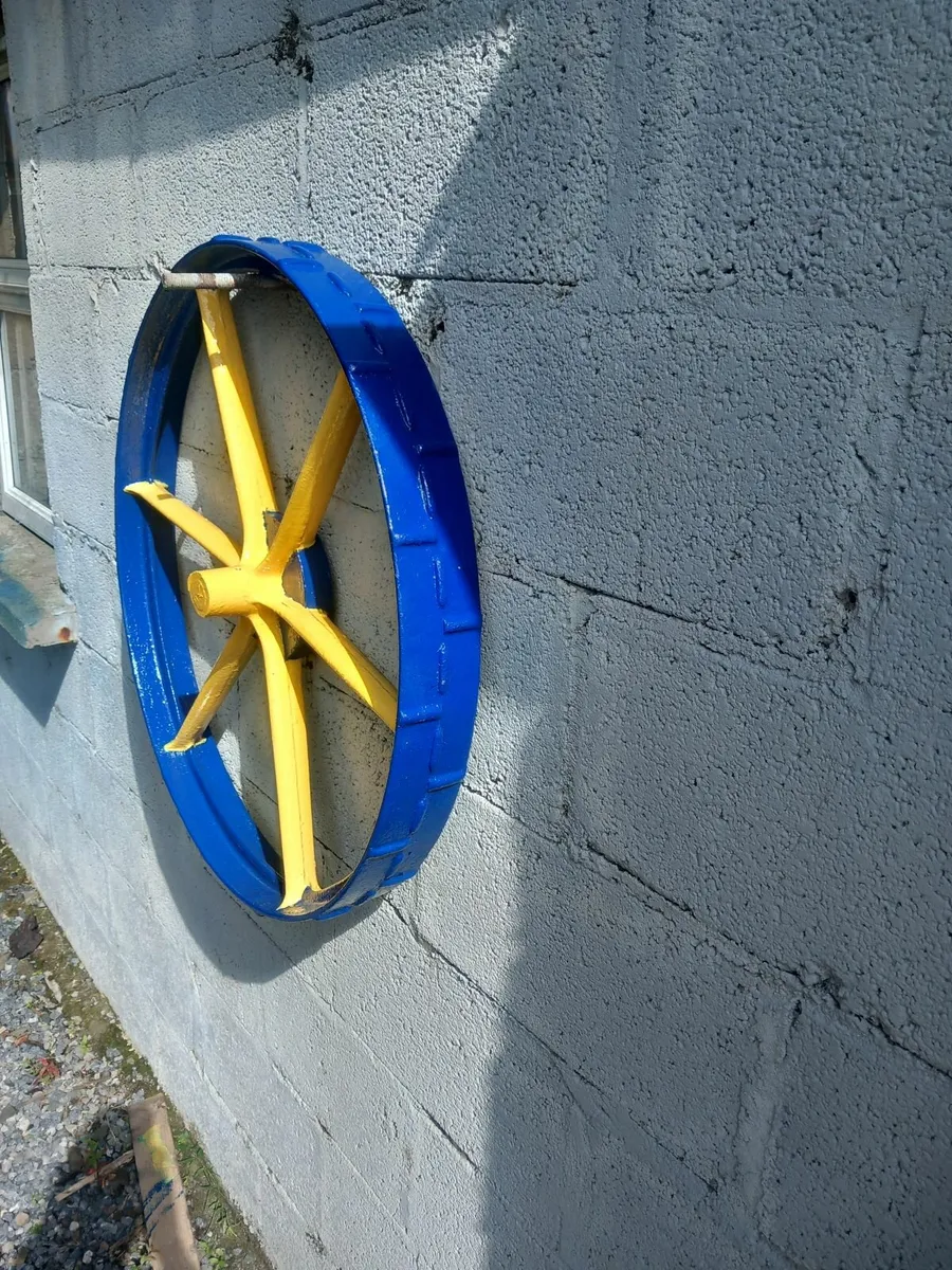 Old machine wheels - Image 2
