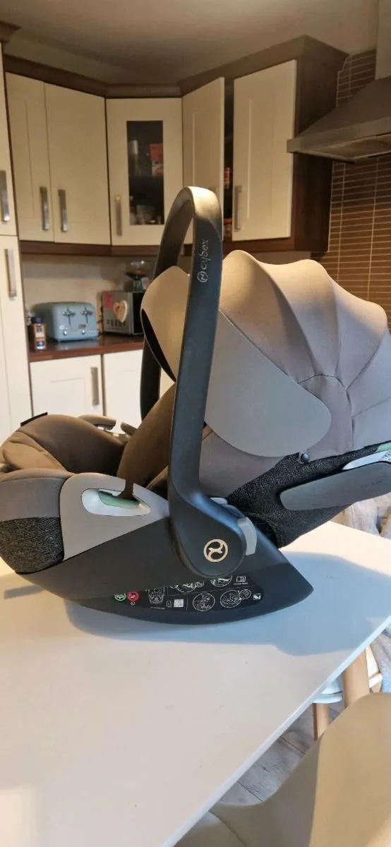 Cybex Cloud T i-Size Baby Car Seat & Isofix base - Image 1