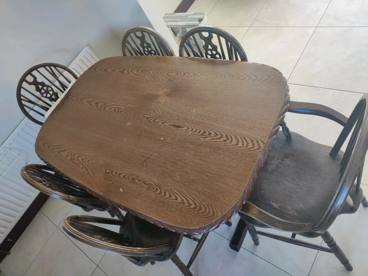 Table and chairs - Image 1