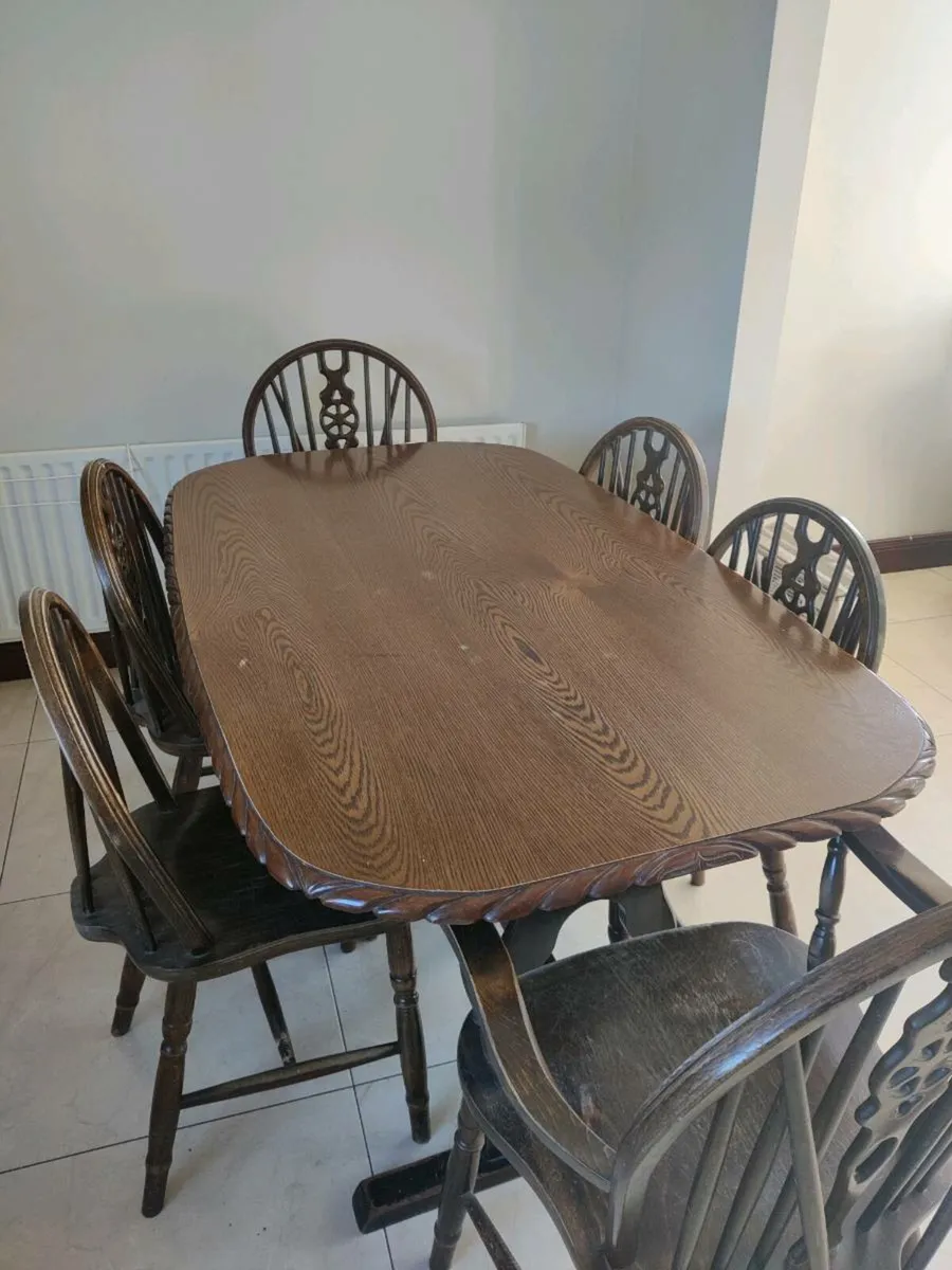 Table and chairs - Image 2