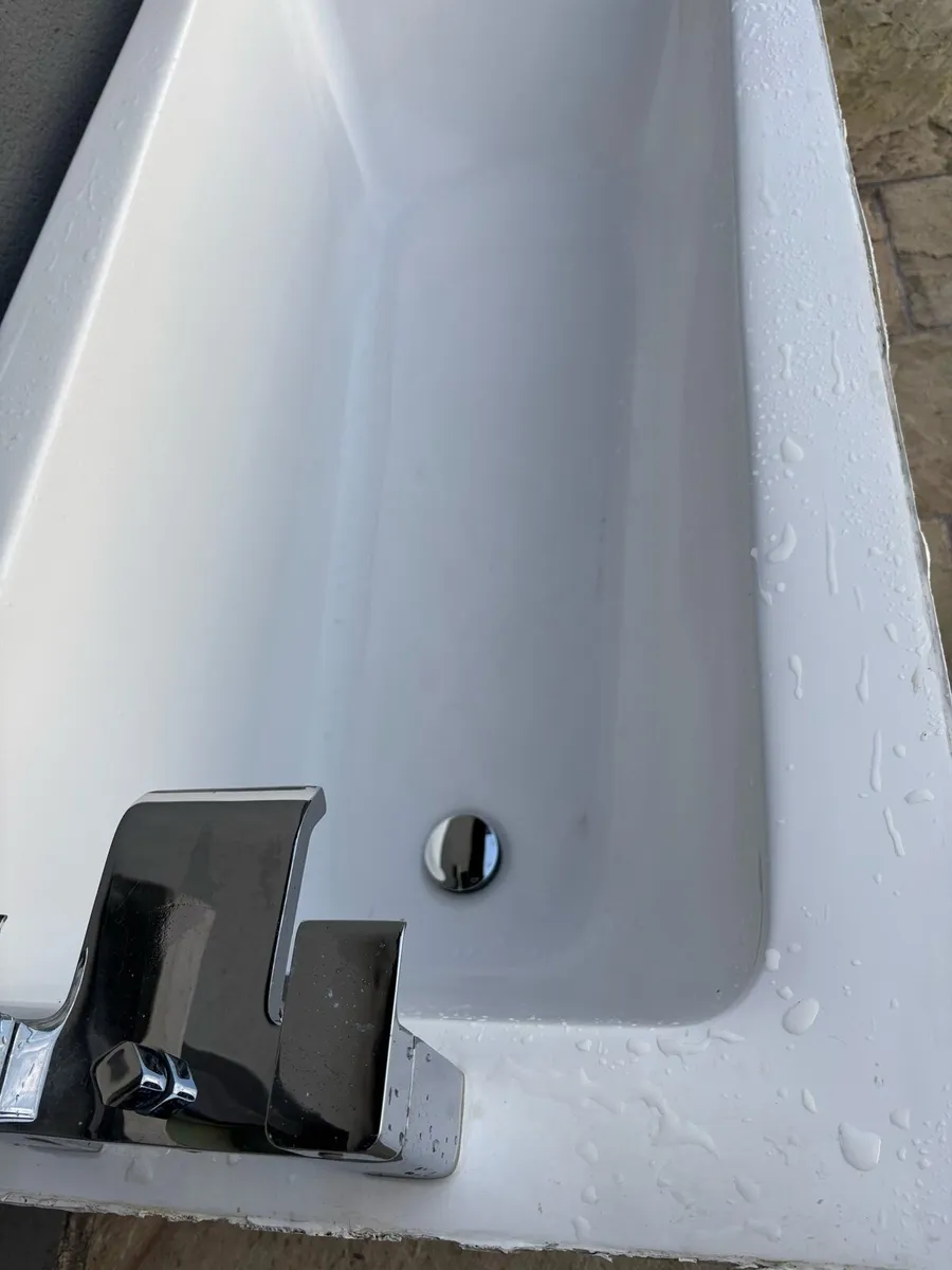 Sinks and bath - Image 4