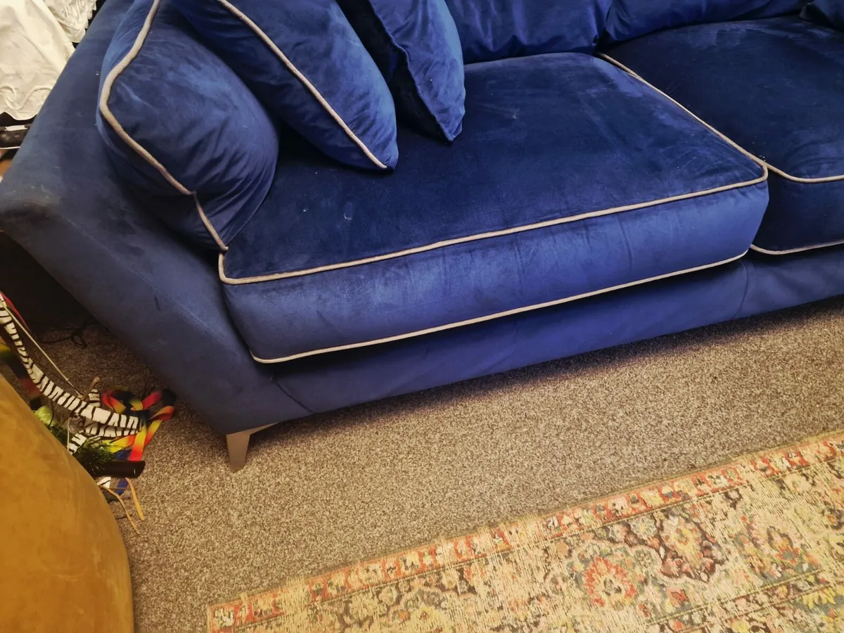 Big velvet 3 seater couch. - Image 2