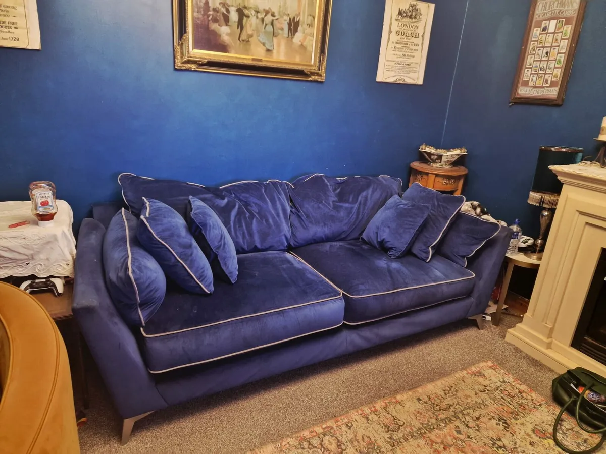 Big velvet 3 seater couch. - Image 3