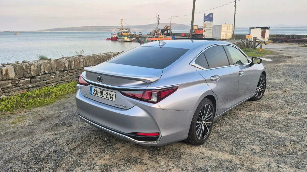 Lexus ES  300h 2023 - Image 3