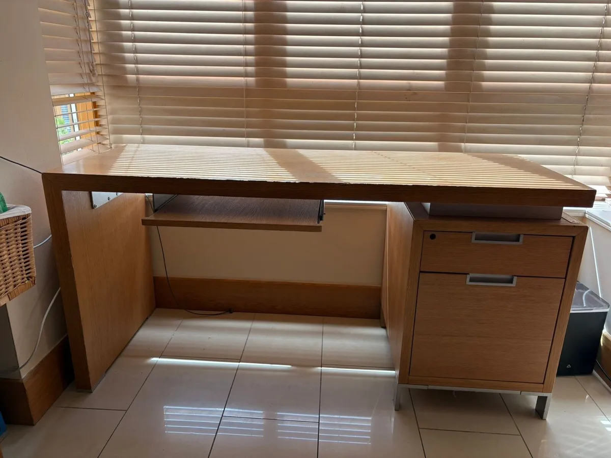 Office table - Image 1