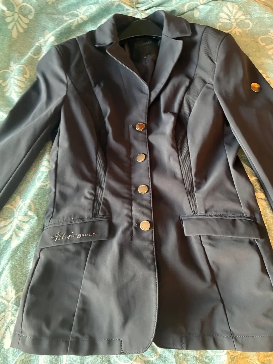 Show jacket and back protector - Image 1